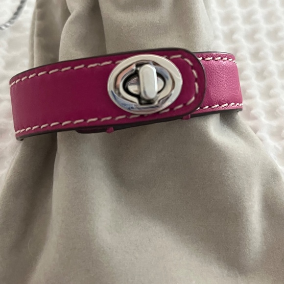 New Coach Leather Wrap Turnlock Bracelet Fuchsia/Magenta/Hot Pink - Picture 5 of 14